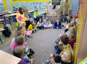 „Starsi – młodszym” czytanie baśni J. Ch. Andersena