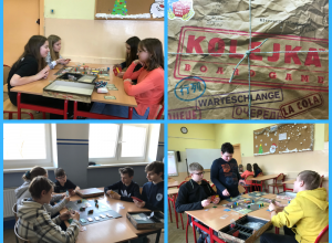 Uczniowie grają w planszówkę