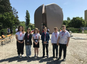 Uroczystość pod Pomnikiem Pękniętego Serca w Łodzi.