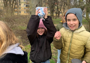 brązowe drzewa dziewczynki w kurtkach toreba ze słodyczami