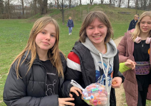 dziewczynki w kurtkach papierowe torebki