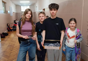 uczniowie z guzikami