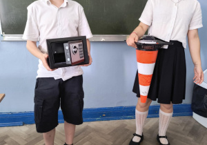 dzieci z sejfem zamiast plecaka