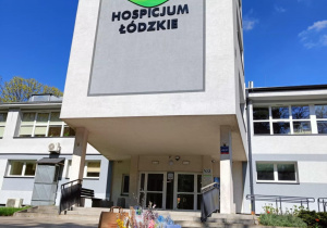 palemki wykonane przez uczniów na tle Hopsicjum