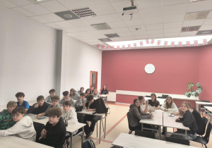 uczniowie podczas wykładu na PŁ
