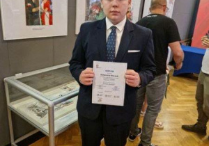 zdjęcie chłopca z dyplomem