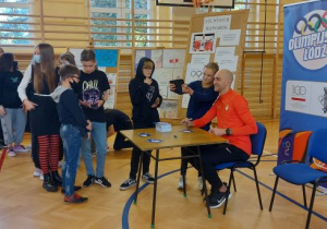 Sylwester Bednarek podpisuje pamiątkowe zdjęcia